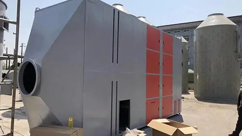 化工车间如何高效去除VOCs？活性炭吸附箱的选型关键